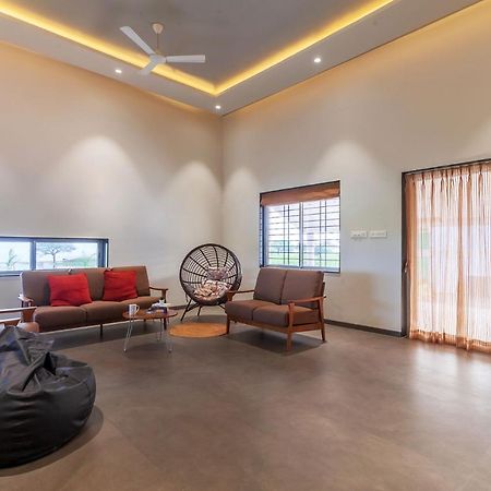 Stayvista'S Eva Villa - Lakeside Luxury With Modern Decor, Pool & Expansive Lawn - Near Sula ナーシク エクステリア 写真
