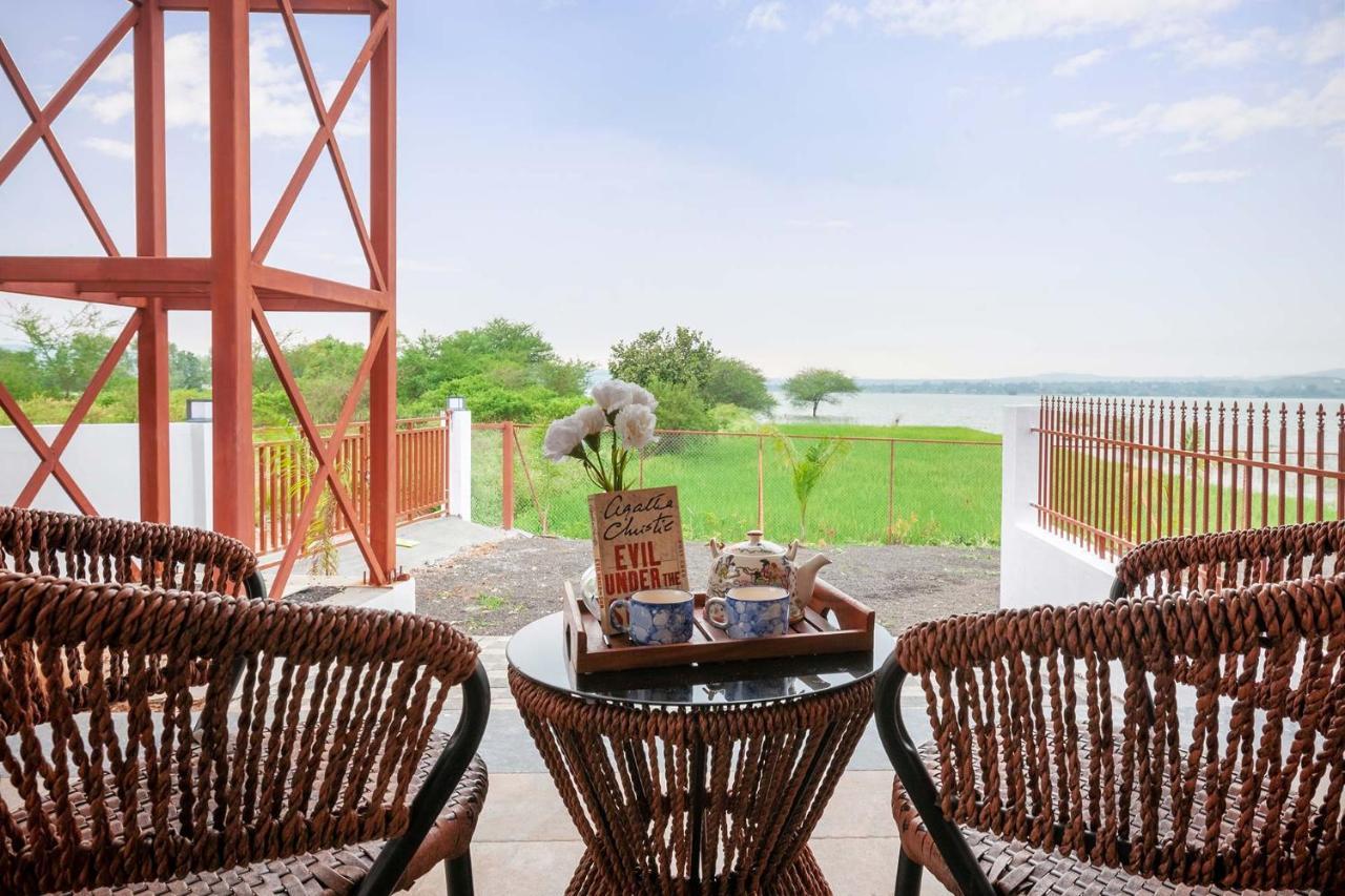 Stayvista'S Eva Villa - Lakeside Luxury With Modern Decor, Pool & Expansive Lawn - Near Sula ナーシク エクステリア 写真