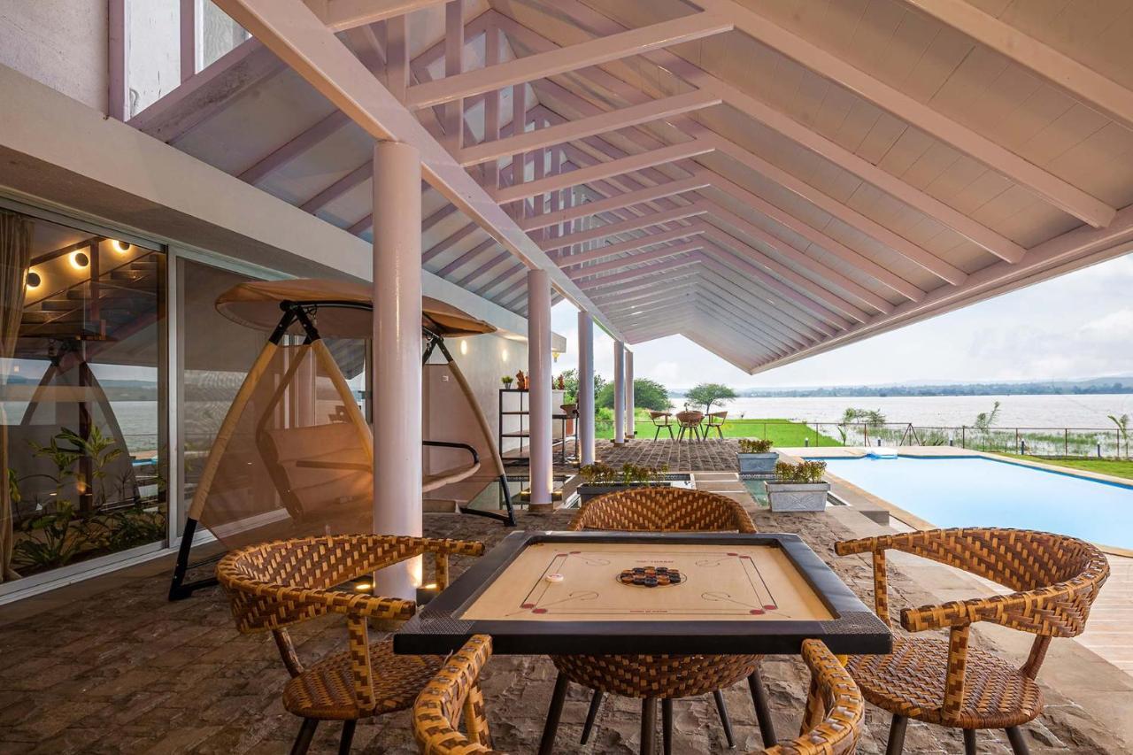 Stayvista'S Eva Villa - Lakeside Luxury With Modern Decor, Pool & Expansive Lawn - Near Sula ナーシク エクステリア 写真