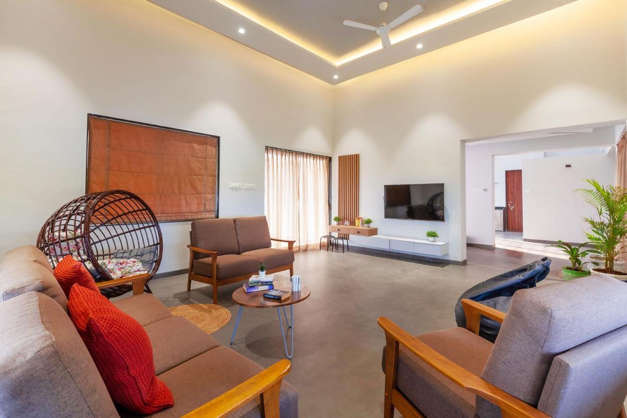 Stayvista'S Eva Villa - Lakeside Luxury With Modern Decor, Pool & Expansive Lawn - Near Sula ナーシク エクステリア 写真