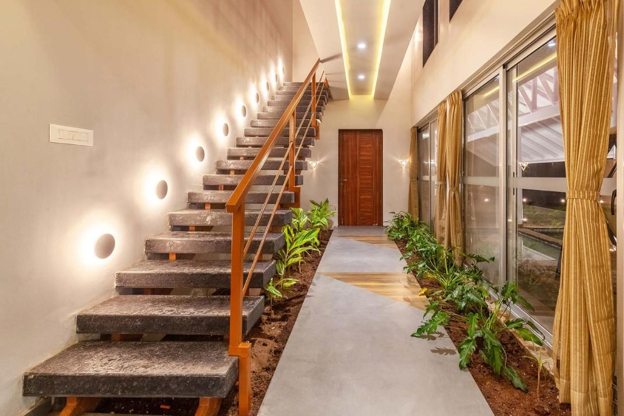 Stayvista'S Eva Villa - Lakeside Luxury With Modern Decor, Pool & Expansive Lawn - Near Sula ナーシク エクステリア 写真
