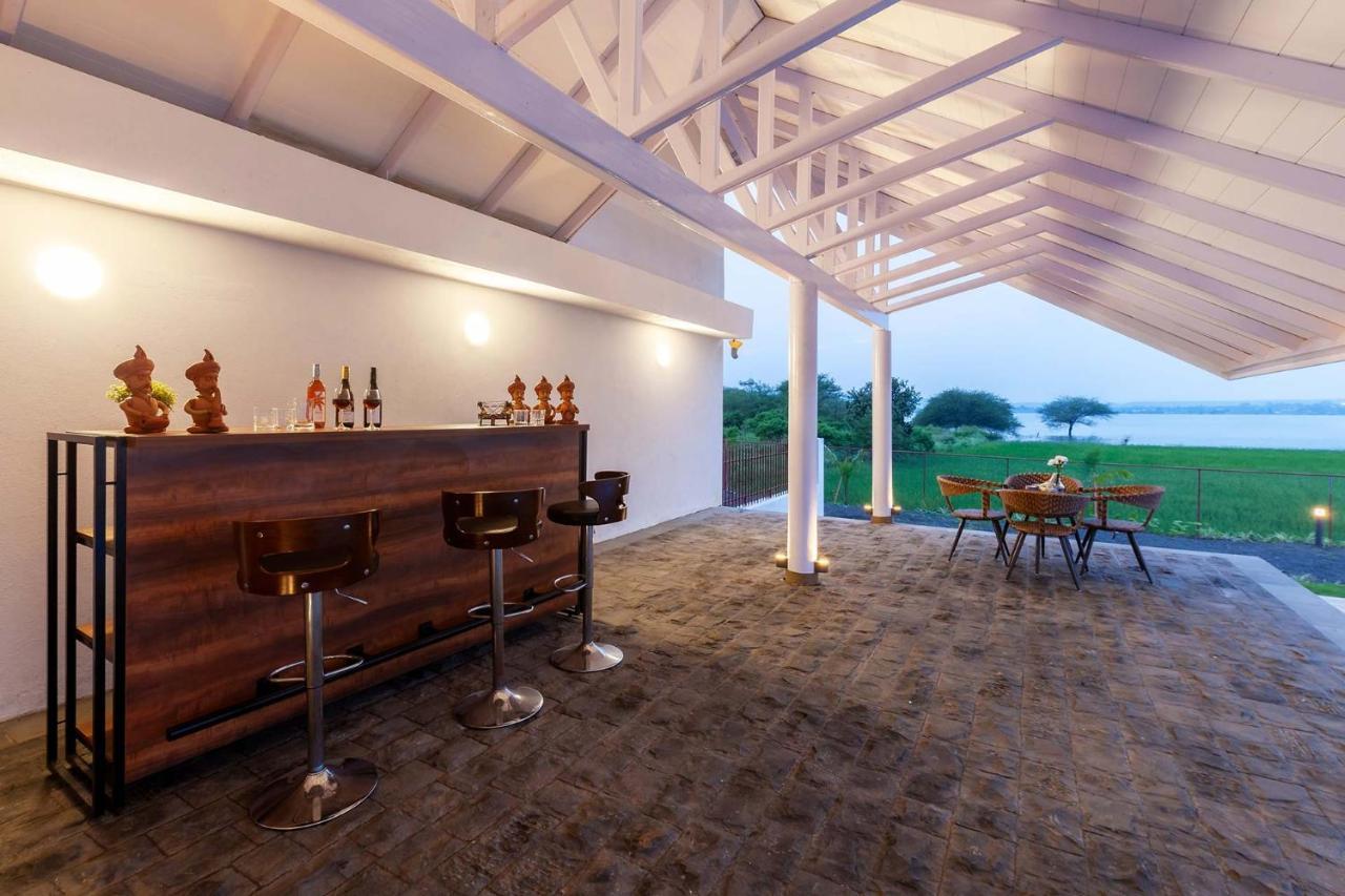 Stayvista'S Eva Villa - Lakeside Luxury With Modern Decor, Pool & Expansive Lawn - Near Sula ナーシク エクステリア 写真