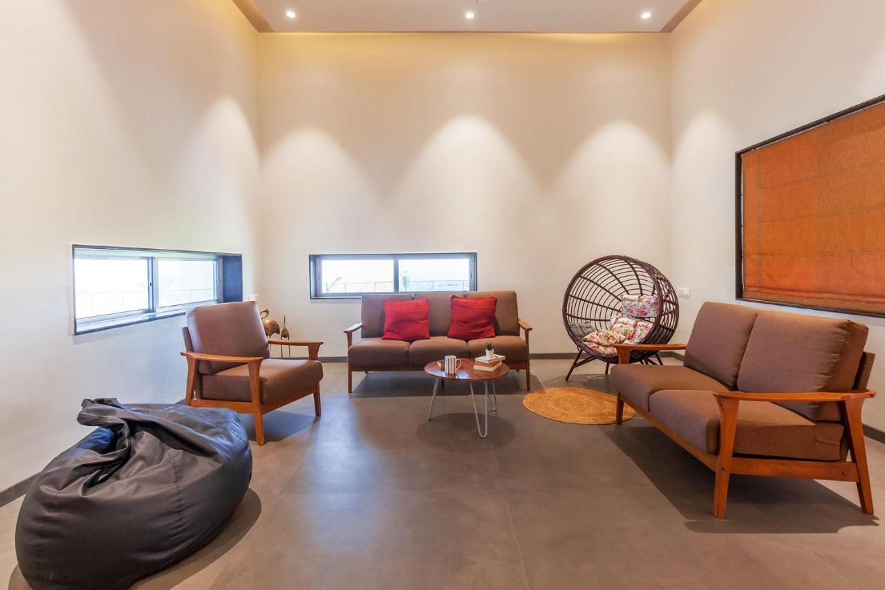 Stayvista'S Eva Villa - Lakeside Luxury With Modern Decor, Pool & Expansive Lawn - Near Sula ナーシク エクステリア 写真