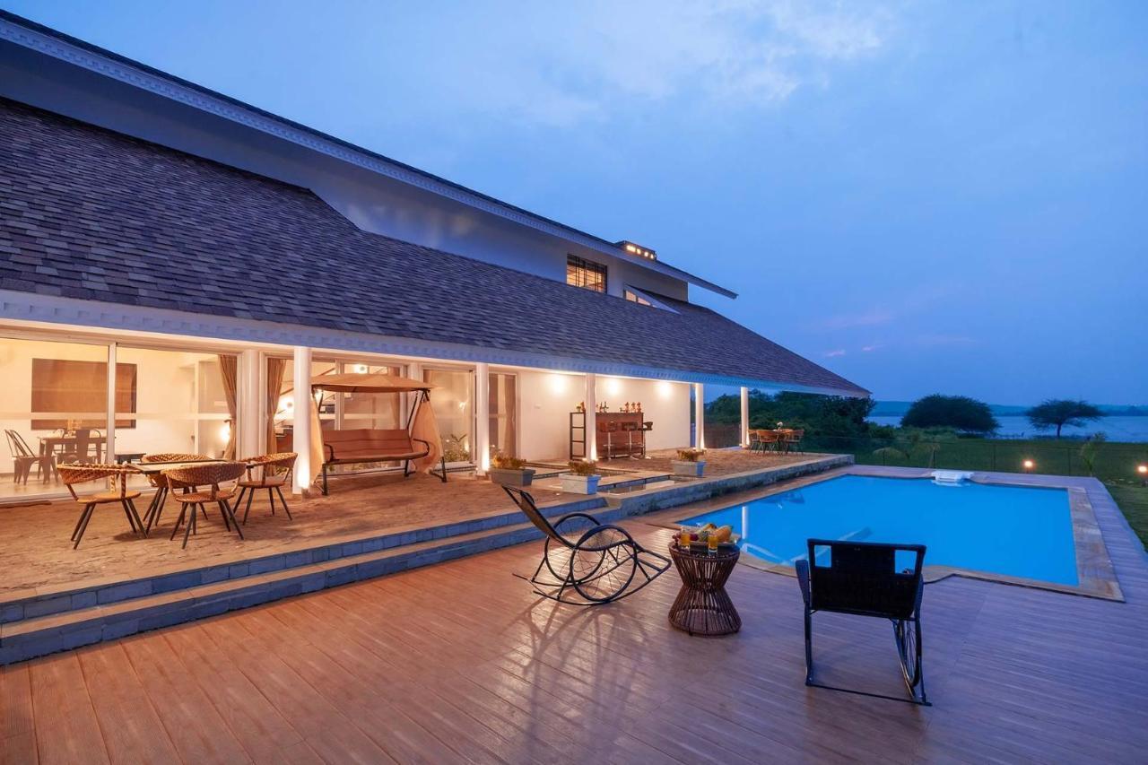 Stayvista'S Eva Villa - Lakeside Luxury With Modern Decor, Pool & Expansive Lawn - Near Sula ナーシク エクステリア 写真