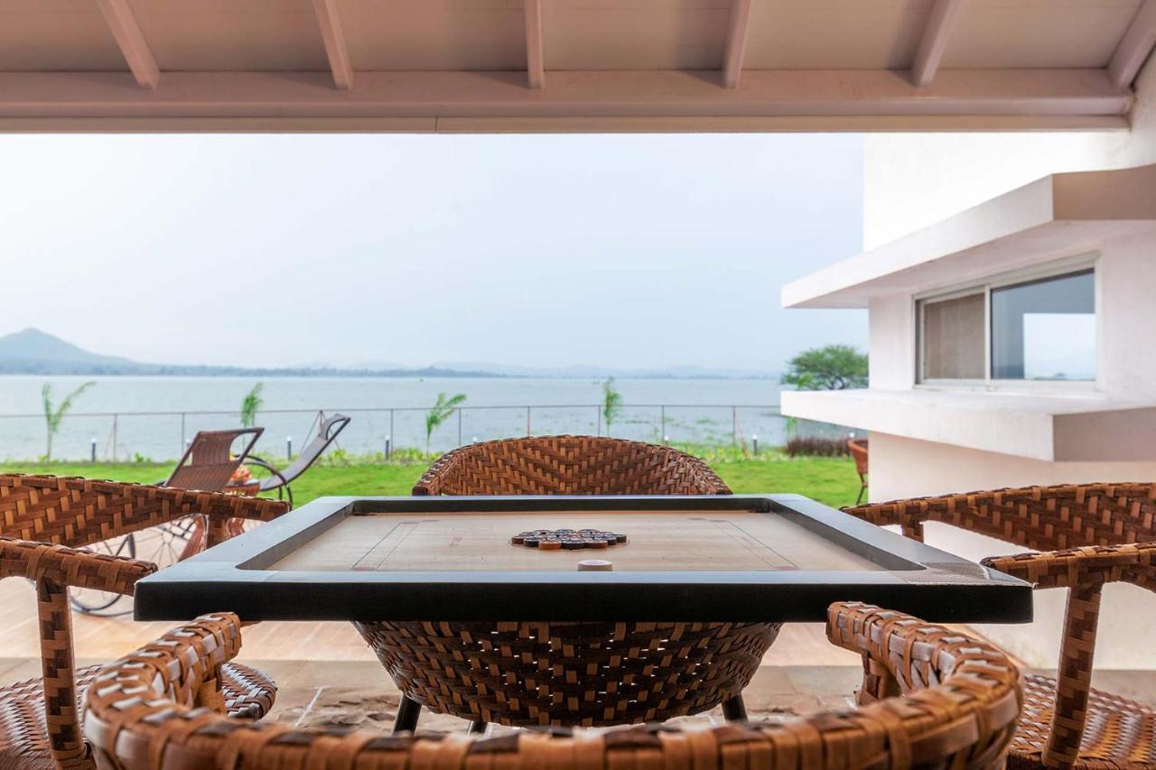 Stayvista'S Eva Villa - Lakeside Luxury With Modern Decor, Pool & Expansive Lawn - Near Sula ナーシク エクステリア 写真